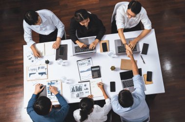 Üst düzey analist takım lideri iş zekası ya da BI gösterge paneli ile FIntech yazılım gücünü kullanarak başarılı veri analizi toplantısından sonra iş arkadaşıyla tokalaşıyor. Tedbirli