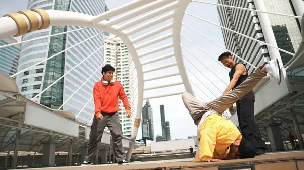 Groep Van Professionele Gelukkige Straat Danser Vrolijken Terwijl Aziatische Hipster — Stockfoto