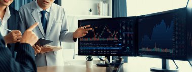 Profesyonel borsacı, finansal yatırım için yetenekli bir iş kadınına büyüme grafiği ile ilgili hisse senedi sundu. Hisse senedi. Hisse senedi. Borsa konsepti. Filizlenen..