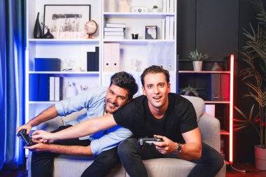 Kazanan ve kaybeden arkadaş oyuncular televizyonda video oyunu oynuyorlar. Stüdyo odasında neon mavi ışıklı joystickler kullanıyorlar. Memlekette rahat bir yaşam ve neşeli bir dövüş kazananı. Satılabilir.