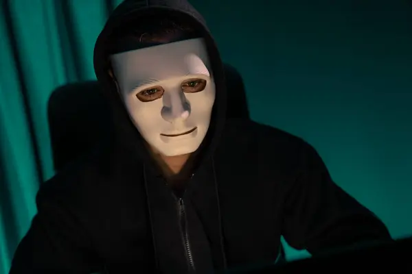 Witte Criminele Anonieme Masker Installeren Van Codering Wachtwoord Encryptie Door — Stockfoto