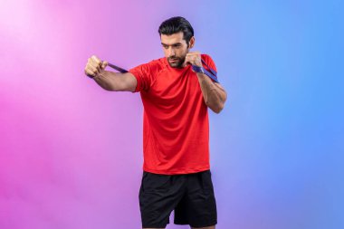 Vücut uzunluğunun tamamı atletik ve sportif, elastik direnç bandıyla izole edilmiş arka planda duran genç adamı çekiyordu. Sağlıklı aktif ve vücut bakımı yaşam tarzı.