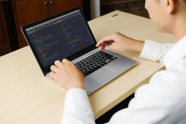 Model uygulama ve program kodlaması için bilgisayar ekranında yazılım geliştirme programlama