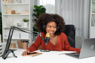 Güzel Afrikalı kadın sunucu kanalı çevrimiçi yayın yoluyla konuşuyor pazarlama öğretiyor, dinleyicileri canlı ya da çevrimiçi. İş yerindeki herhangi bir yer kavramı. Tatlandırıcı.