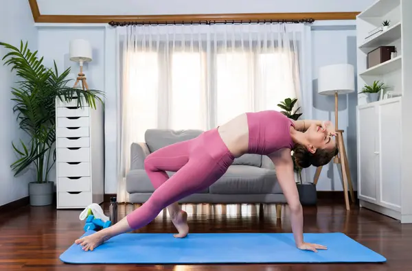 Flexibele Behendige Vrouw Sportkleding Doet Yoga Positie Meditatie Houding Trainingsmat — Stockfoto