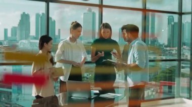 Bir grup iş adamı pazarlama planı hakkında beyin fırtınası yapıyor. Modern ofiste çalışan, konuşan, finansal strateji sunan profesyonel çok kültürlü iş ekibi. İzleme