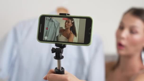 미디어 콘텐츠 제작자 비디오를 만듭니다 블로거는 스틱과 라이트 사용하여 카메라에 — 비디오