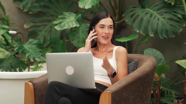 Mujer Joven Moderna Hablando Por Teléfono Trabajando Forma Remota Relajándose — Vídeos de Stock