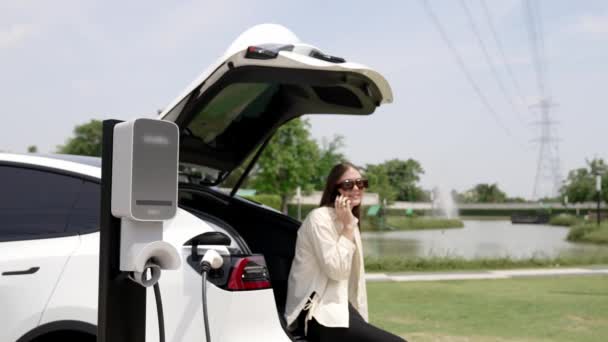 Slow Motion Young Woman Talking Smartphopne While Recharging Car Battery — Stock Video