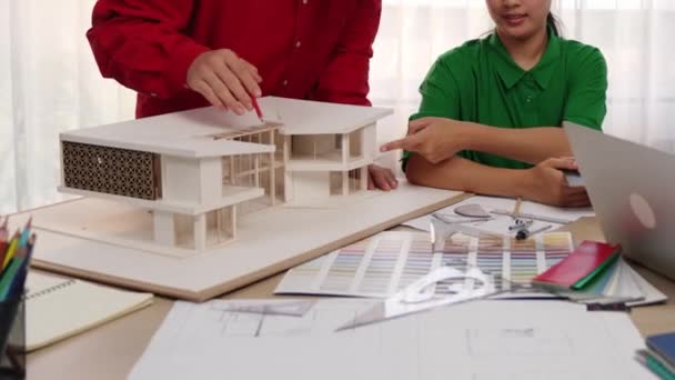 Diseñador Interiores Cámara Lenta Que Utiliza Equipos Arquitectónicos Dibuja Plano — Vídeos de Stock