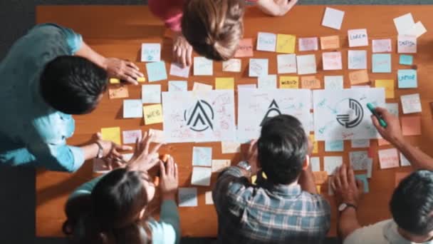 Widok Góry Dół Wykwalifikowanego Projektanta Trzymać Logo Podczas Dyskusji Zespołem — Wideo stockowe