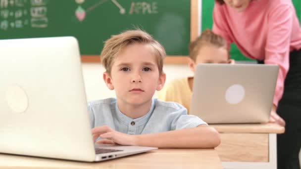Vit Pojke Arbetar Laptop Medan Olika Barn Programmering Programvara System — Stockvideo