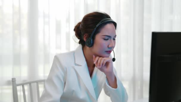 Mujer Negocios Que Usa Auriculares Que Trabajan Oficina Para Apoyar — Vídeo de stock