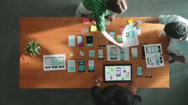 Akıllı yazılım geliştiricisinin yazılım geliştirme planlama üst görünümü. Cep telefonu arayüzü ya da dijital yaratıcı tasarım için Ux UI tasarımı ve beyin fırtınası yapan yetenekli bir programcı takımı. Cemaat.