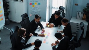 Toplantıda yapışkan notlar yazarak akıllı iş adamlarının beyin fırtınası fikrinin en üst görüntüsü. Bir grup profesyonel analist pazarlama stratejisi ve konferansta beyin fırtınası planlıyor. Takım çalışması. Müdürlük