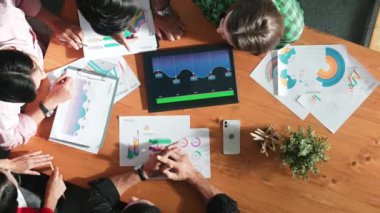 Çok kültürlü bir iş grubunun işbirliği ya da başarılı bir projeyi kutlamak için el ele tutuşması. Toplantı odasında birlikte çalışan akıllı pazarlama ekibini kapatın. Cemaat.