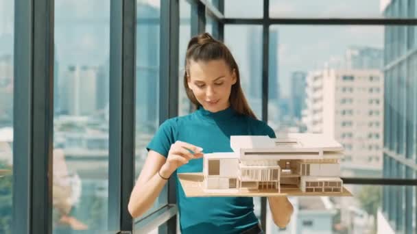 Jonge Gelukkige Mooie Ingenieur Check House Model Door Links Rechts — Stockvideo