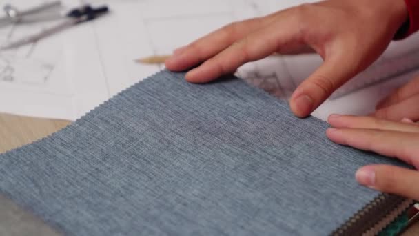 Slow Motion Hand Closeup Architect Interieur Ontwerper Presenteren Textiel Kleur — Stockvideo