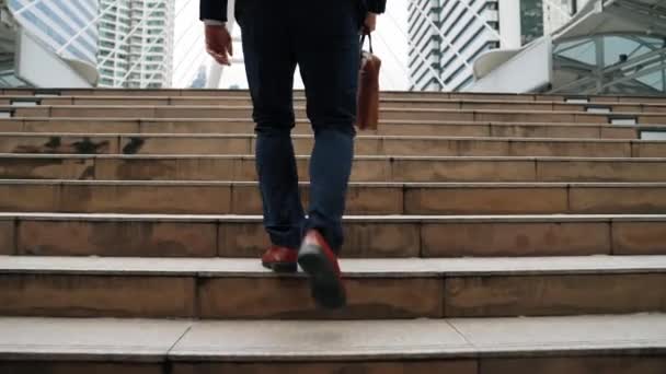 Крупним Планом Ділова Нога Йде Сходами Оточеними Міським Краєвидом Зворотній — стокове відео