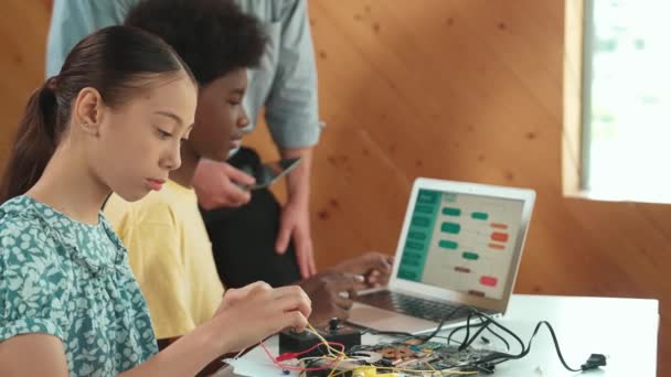 Учитель Стоящий Время Объяснения Кодирования Роботизированной Конструкции Разнообразный Подросток Фиксирует — стоковое видео