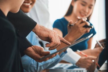 Çeşitli iş adamları birlikte çalışır, şirket ofisinde tartışırlar. Profesyonel takım çalışması tartışır ve dizüstü bilgisayarı gösterir. Modern çok kültürlü ofis çalışanı. Uyum