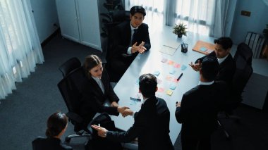 Çeşitli takımların el sıkışması ve toplantı odasında terfi edilişini kutlamak için alkış. Başarılı bir takım toplantı masasında yeni projeyi kutlamak için tokalaşıyor. Müdürlük.