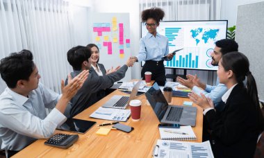 Çeşitli iş arkadaşları bunu şirket işyerinde el sıkışma ve takım çalışmasıyla kutluyor. Başarılı bir toplantıdan sonra el sıkışmayla ya da veri analizi üzerine iş sunumuyla birleşen mutlu iş adamları. Uyum