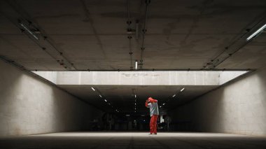 Yakışıklı hippilerin uzun vadede hareketli ve enerjik bir hareket sergilemesi. Serbest stil dansçı break dans ya da apartmanda sokak dansı. Yakışıklı koreograf gösterisi hareketi. Açık hava sporu 2024. Yumuşak bir şekilde..