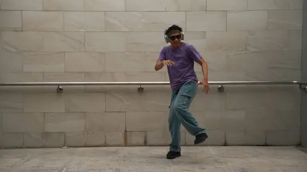 Motion Shot Hipstera Słuchać Muzyki Podczas Poruszania Się Lub Tańca — Zdjęcie stockowe