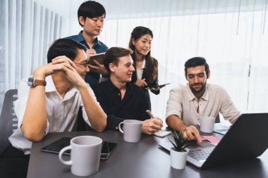 Bir grup farklı ofis çalışanı şirket ofis odasında stratejik iş pazarlama planlamasında birlikte çalışıyor. İş yeri konseptinde pozitif takım çalışması. Tedbirli