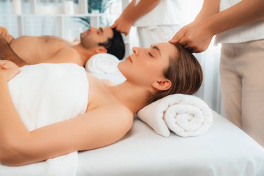 Kafkasyalı çift stres önleyici kafa masajının keyfini çıkarıyor ve lüks otellerde ya da otel spa salonlarında gündüz kaplıcalarında yüz güzelliği eğlencelerini şımartıyor. Sessiz.