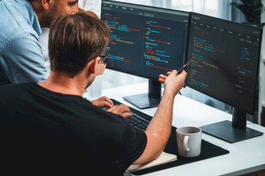 BT geliştiricileri pc ekranında çevrimiçi yazılım geliştirme bilgisini tartışıyor, web sitesindeki son sürüm uygulaması için program kodlaması oluşturuyorlar. Beyin fırtınası yazılımı kavramı güncellendi. Satılabilir.