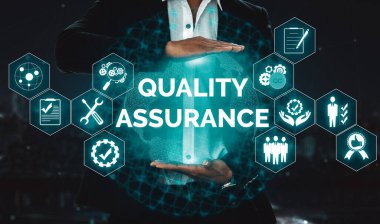 Kalite Güvencesi ve Kalite Kontrol Konsepti - Modern grafik arayüzü sertifikalı standart süreç, ürün garantisi ve müşteri memnuniyeti için kalite iyileştirme teknolojisini gösteriyor. uds