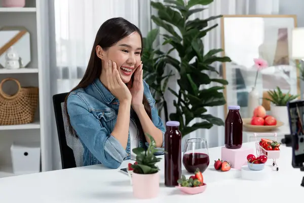 笑顔の若い美しいアジアのレビューおいしい混合イチゴとチェリージュースデトックスドリンク ソーシャルメディアのオンラインレコードで販売する特別プロモーションのための健康的な製品を示しています ストラテジー — ストック写真