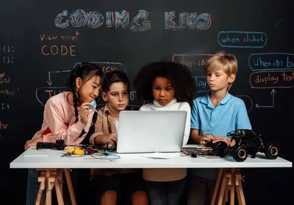 Étudiant Classe Stim Apprenant Coder Voiture Robotique Les Enfants Regardent — Photo