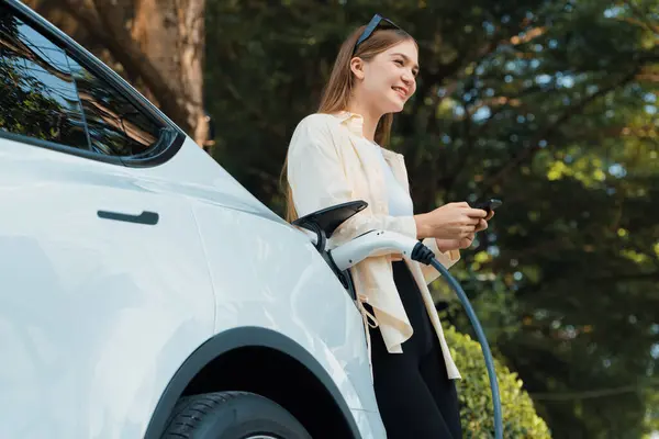 Ung Kvinna Använder Smartphone För Att Betala För Offentliga Bil — Stockfoto