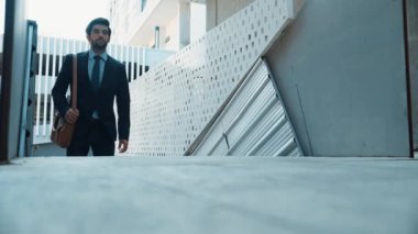 Akıllı bir iş adamı kendine güvenen bir binayla merdivenleri çıkıyor. İş aramak için merdivenlerde yürüyen yetenekli bir proje yöneticisi, modern gökdelende yeni bir iş arıyor. Uzayı kopyala Sevinçli..