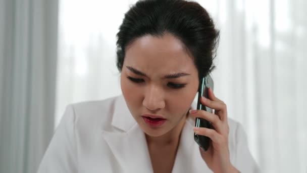 Zdesperowana Przytłoczona Długiem Trudnościami Ekonomicznymi Stresująca Bizneswoman Sięgnęła Telefon Zawarła — Wideo stockowe