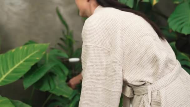 Tropical Exotic Spa Garden Bathtub Modern Hotel Resort Young Woman — стоковое видео
