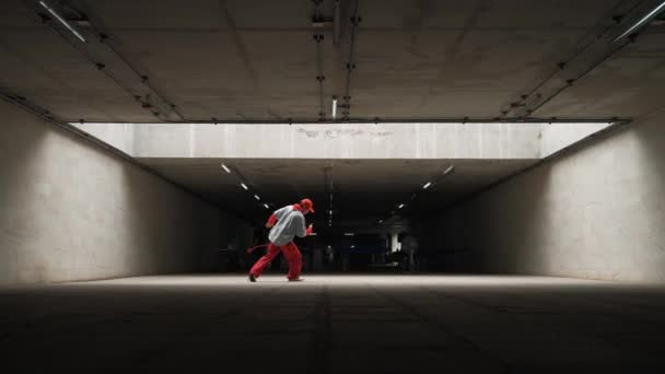 Távoli Lövés Jóképű Hipster Végre Élénk Energikus Mozgás Freestyle Táncos — Stock videók