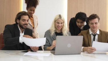 Çeşitli ofis çalışanları ve çalışanları mutlu ve heyecanlı hissediyorlar ve iyi takım çalışması ve olumlu tutumları nedeniyle kutlama yapıyorlar. Süslü işyerlerindeki iş başarısına katkıda bulunuyorlar.