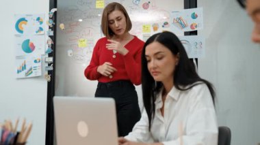 Yaratıcı iş kadını pazarlama stratejisi üzerine yetenekli genç ve güzel proje yöneticisi yorumları. Profesyonel iş ekibi tartışması, birlikte çalışmak, yeni ürün hakkında beyin fırtınası yapmak. Tertemiz..