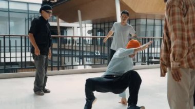 Profesyonel hipster hip-hop dansı yapıyor. Etrafı çok kültürlü arkadaşlarla çevrili. Hippi grup el çırptı ve profesyonel break dansçı sokak dansını teşvik etti. Açık hava sporu 2024 hiphop..