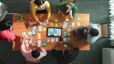 Akıllı geliştirici takımının Ux Ui tasarımı hakkındaki en iyi fikir beyaz tahtada. Akıllı programcı dizüstü bilgisayara bakar ve yatırımcı planı dinleyip el çırparken fikir sunar. Zaman aşımı. Cemaat.