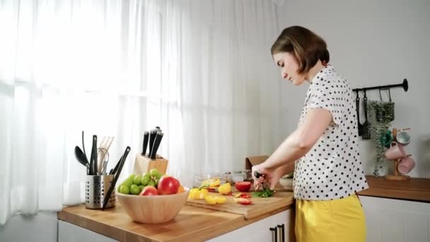 Energiczna Matka Robi Sałatkę Śniadanie Nowoczesnej Kuchni Siekając Warzywa Otoczone — Wideo stockowe