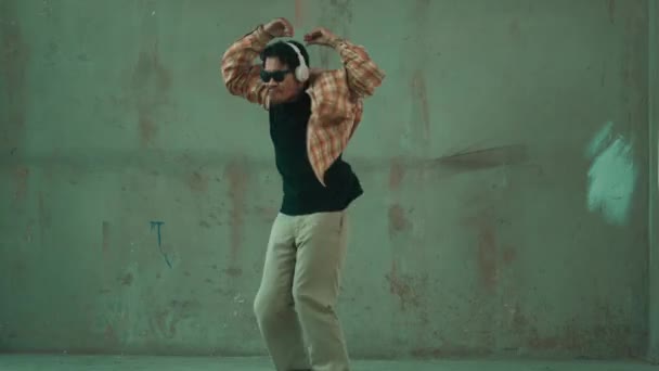 Aantrekkelijke Latijns Amerikaanse Danser Casual Look Praktijk Straat Dans Terwijl — Stockvideo