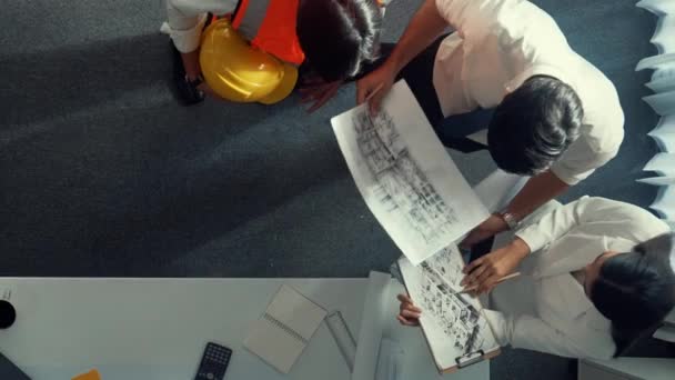 Ovanifrån Smart Arkitekt Ingenjör Team Tittar Byggnadsdesign Möte Grupp Olika — Stockvideo