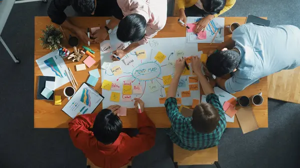 Grupo Empresários Escrevendo Fazendo Mapa Mental Para Brainstorming Ideia Marketing — Fotografia de Stock