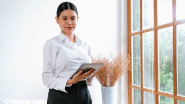 Klinikteki psikolog kadın. Profesyonel portresi. Dostane gülümsemesiyle hastayı psikoloğa davet ediyor. Tecrübeli ve kendinden emin psikolog en iyi uzmandır.