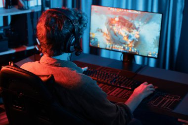 Savaş arenasında çoklu oyunlar takımıyla Moba 'da savaşan genç oyun flamasının sunucu kanalı, neon dijital ışık modern odasındaki arka görüntü ile bilgisayar monitöründe kulaklık takıyor. Toplayıcı.